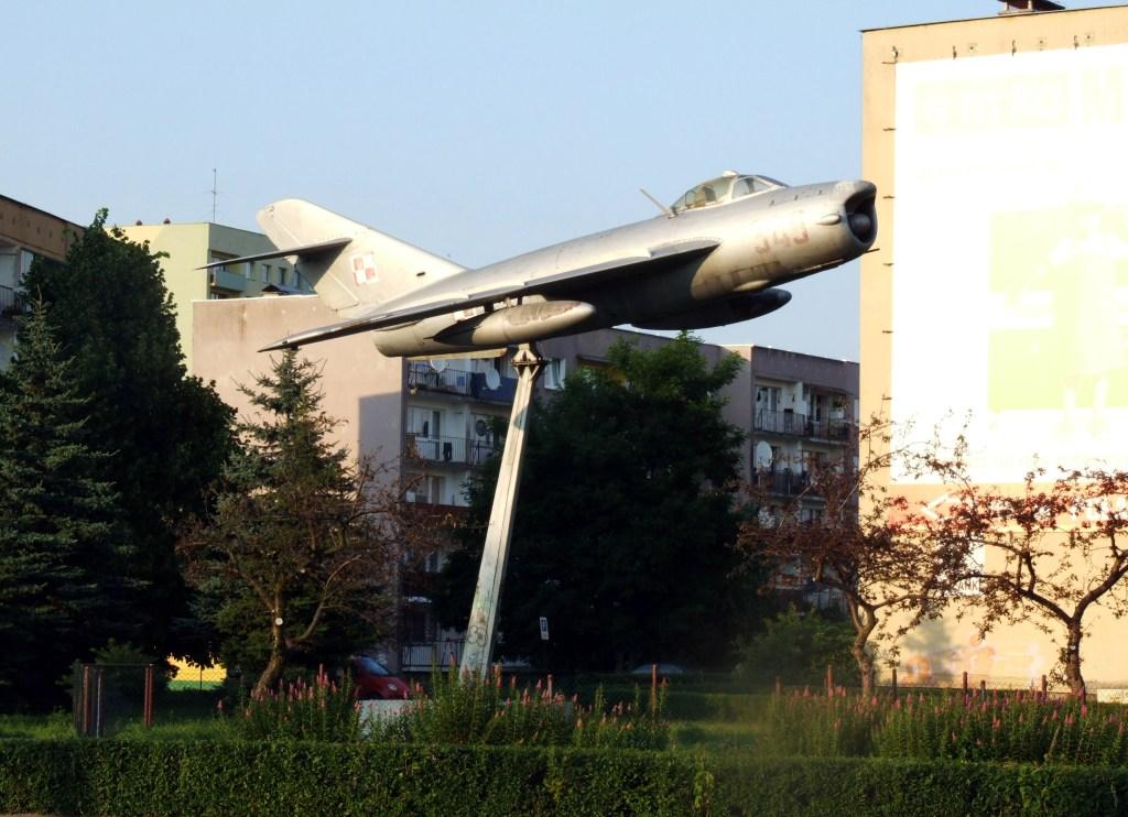Pomnik lotniczy MiG-17PF w Ostrowcu Świętokrzyskim